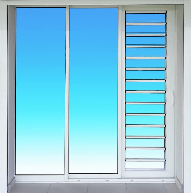 Coulissant avec jalousie 3 vantaux 3 rails en aluminium laqué blanc ABD FERMETURES.
